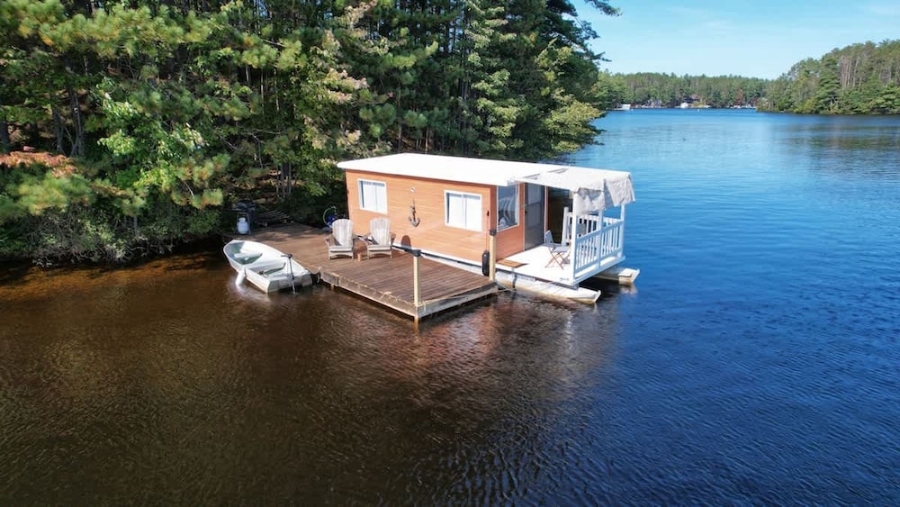 Stabbin Cabin 2 on Grant Island-hottub Boat Pets