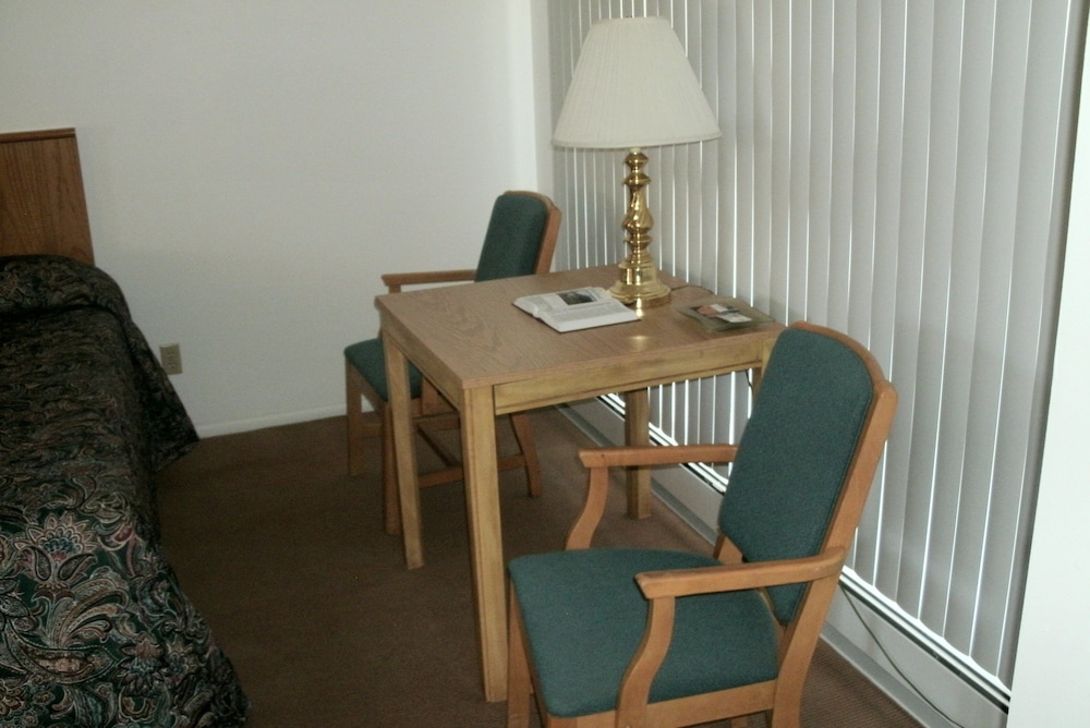 Budget Host Cloverland Motel