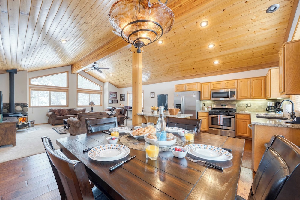 Cabin Retreat w/ Hot Tub & Fireplace - Near Northstar and Downtown Truckee