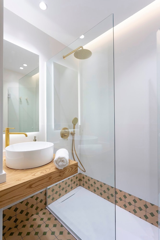 Elegant Stay in Historic Granada Bib Rambla IV