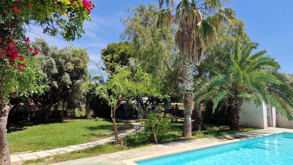 House With Exclusive Pool and Garden 7 min Walk From the Beach and the Center