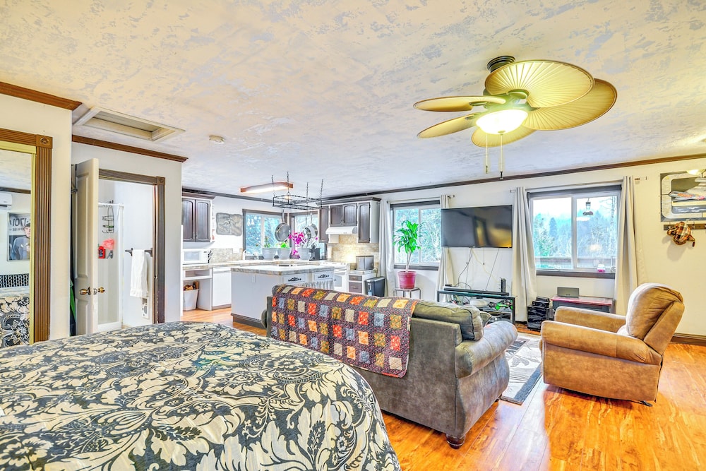 4 Mi to Sandy River Access: Studio w/ Mtn Views!