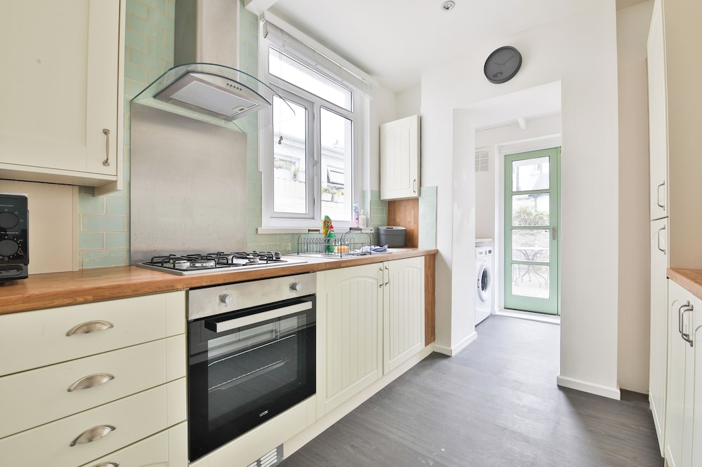 Stunning 2 Bedroom Cardiff Bay House view 4