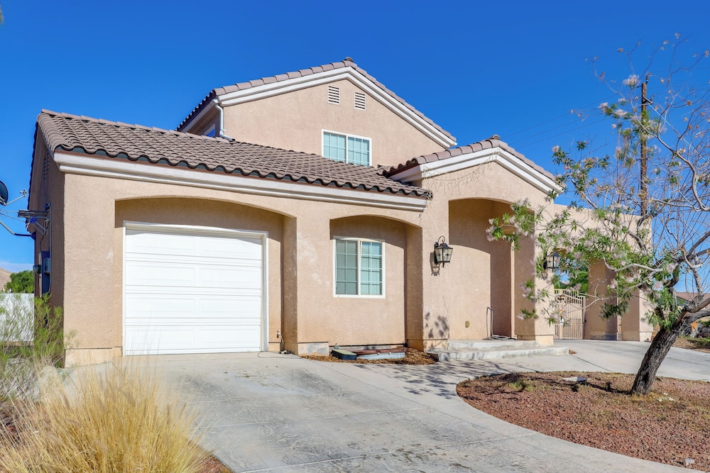 7 Mi to Fremont Street: Spacious Vegas Home!
