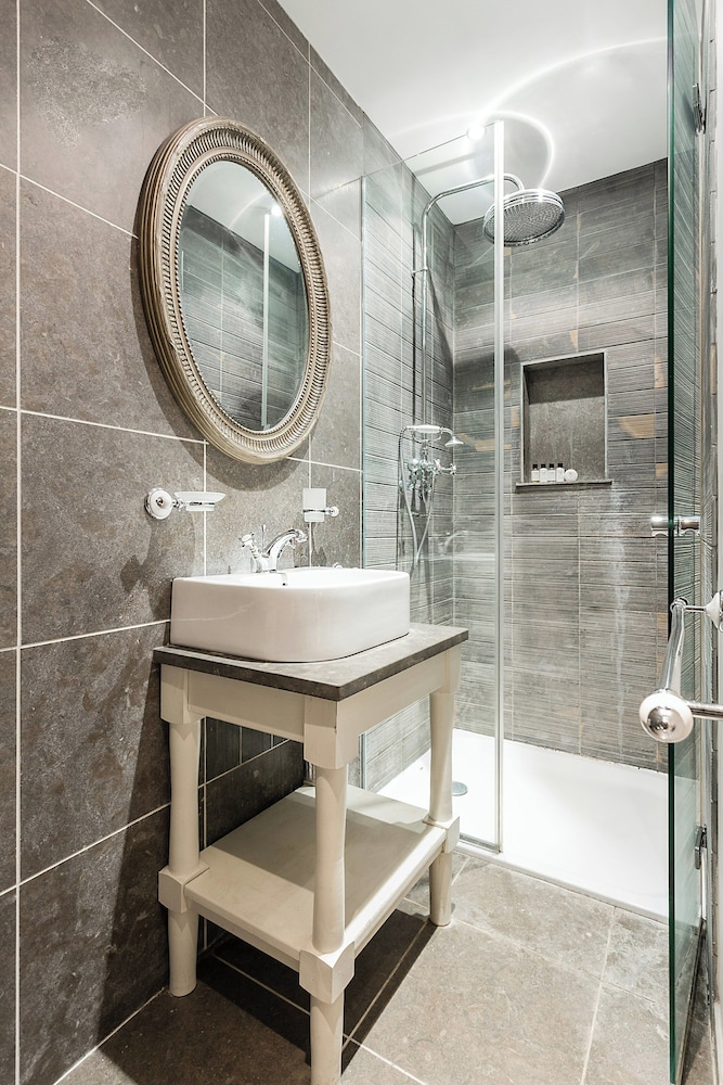 Holland Park Avenue VII by Onefinestay