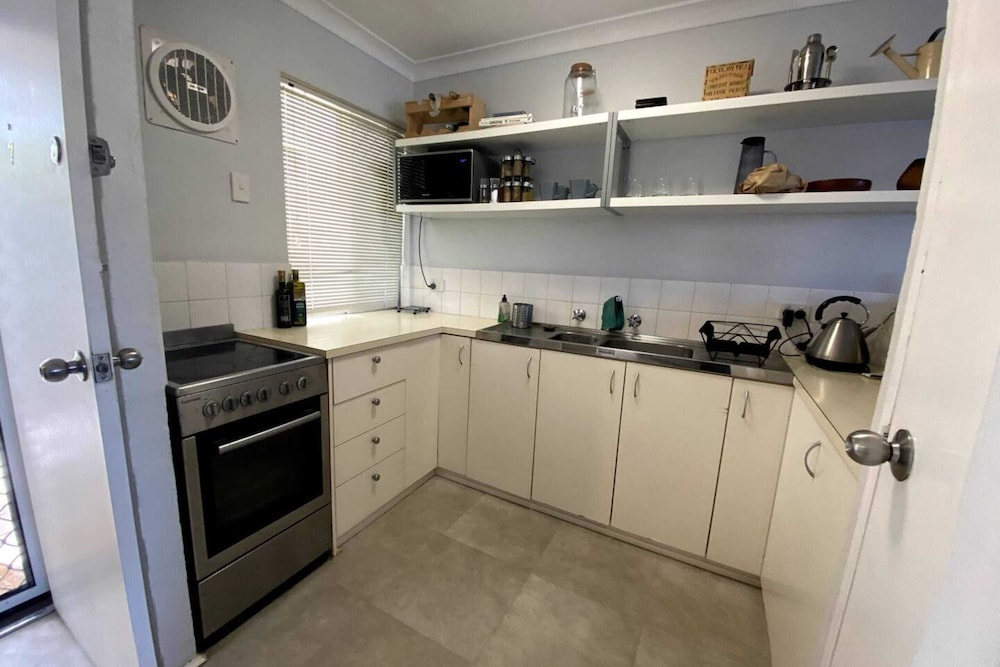 Cosy 1 Bedroom Apartment in Trendy Mount Lawley view 2