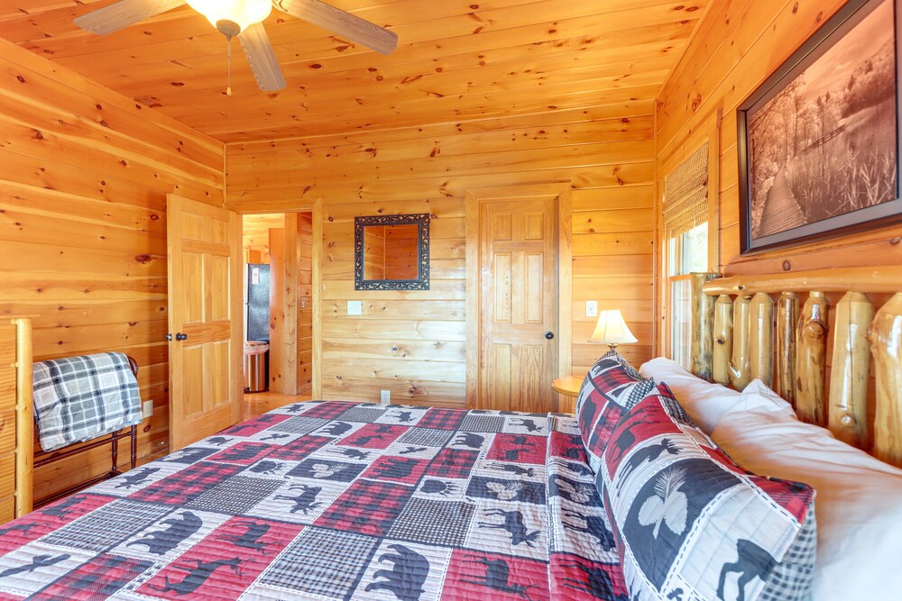 Peaceful Mineral Bluff Vacation Rental w/ Hot Tub view 4