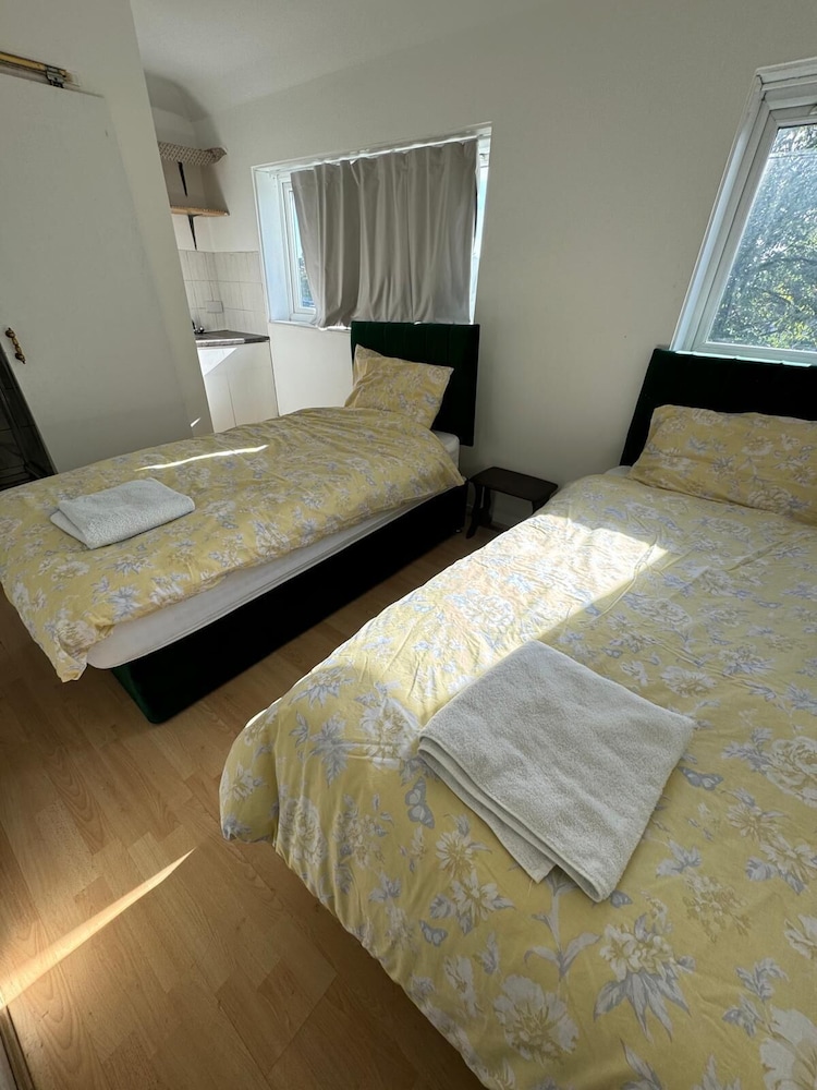 3BR Home Near Hounslow West Tube Station