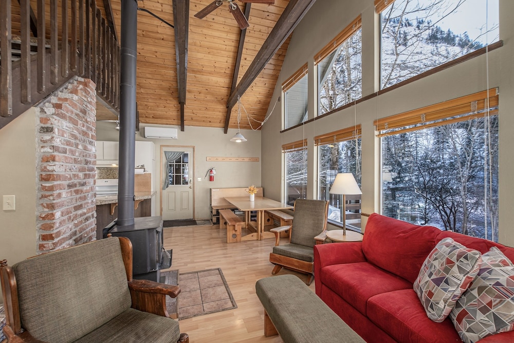 Icicle Chalet 1 Bedroom Cabin