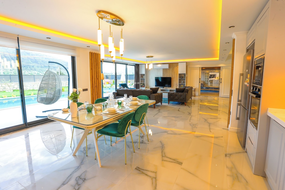 Villa White House