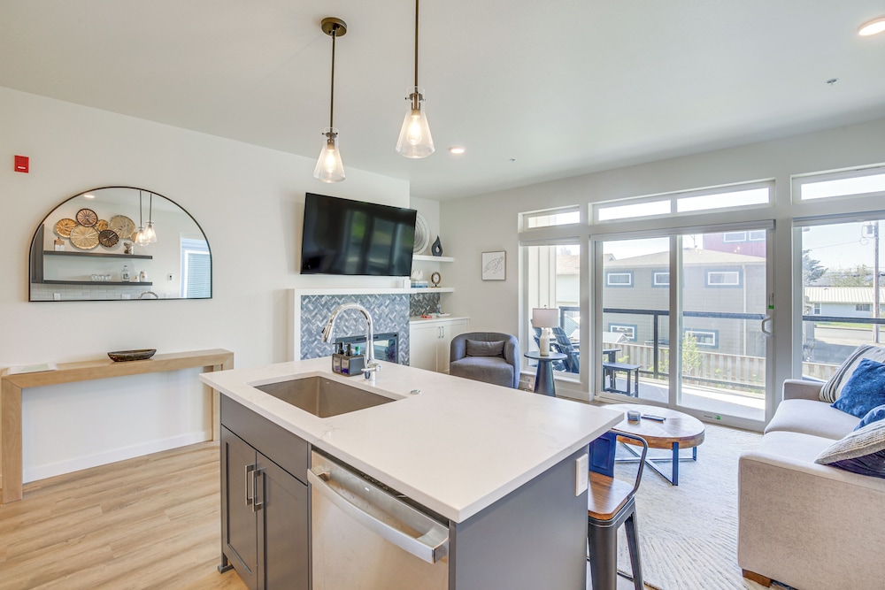 Walk to Beaches: Modern Townhome in Lincoln City!