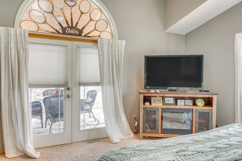Tennis Court & Deck: Pet-friendly Charles City Gem