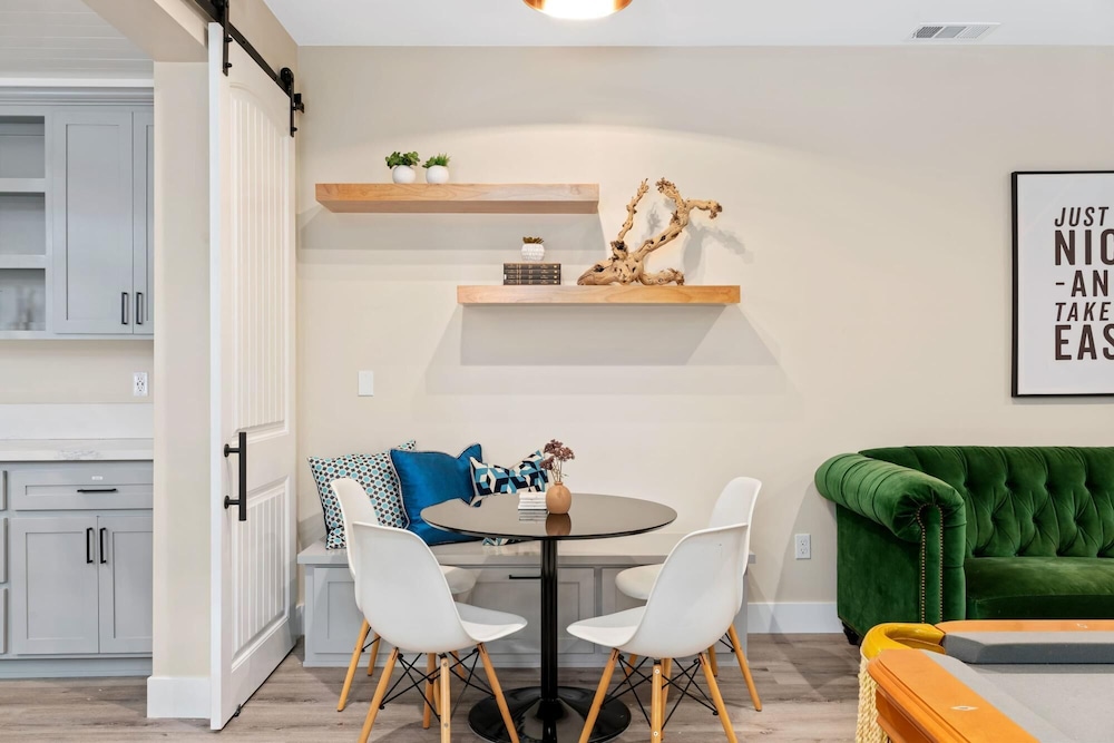 Luxury Retreat Home w Hot Tub - Property Image 32