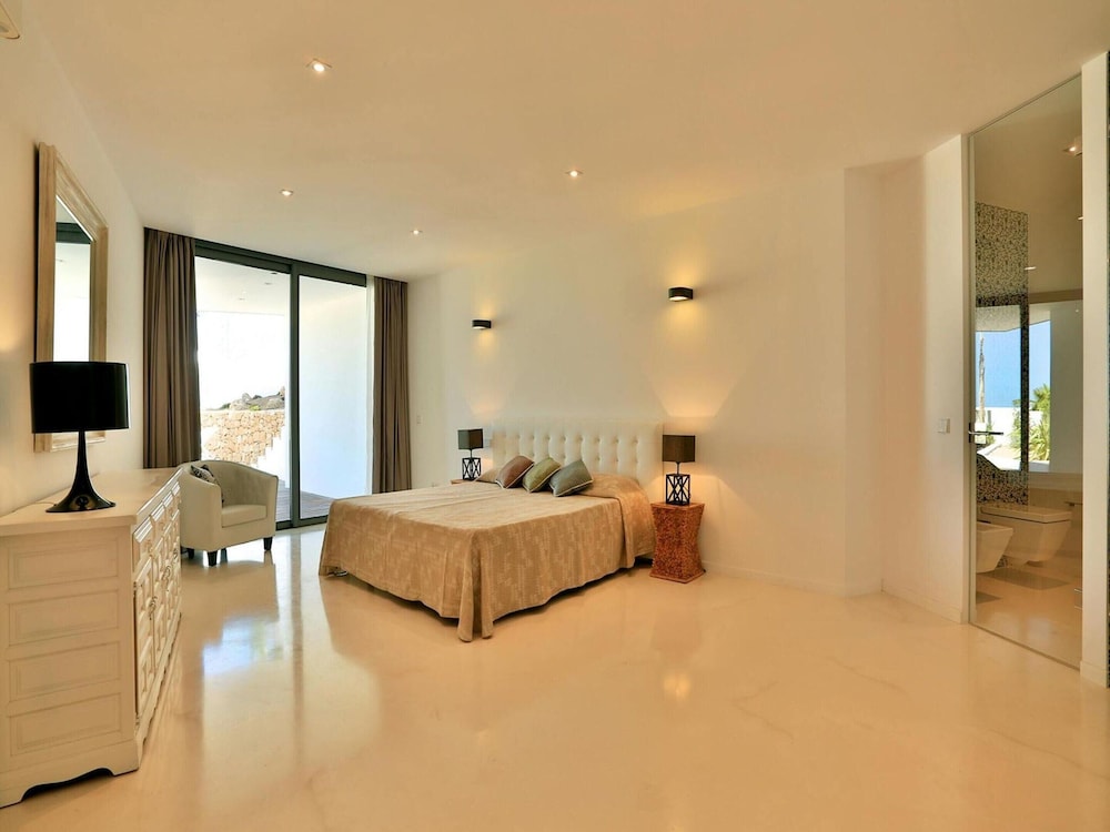 Modern Holiday Home With Vast Terracing