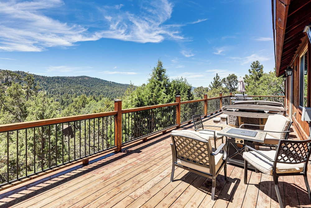 Hot Tub + Game Room: Mtn-view Retreat in Big Bear!