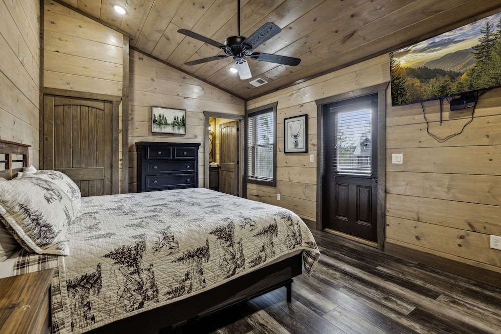 Grand Splash Lodge 6 Bedroom Cabin