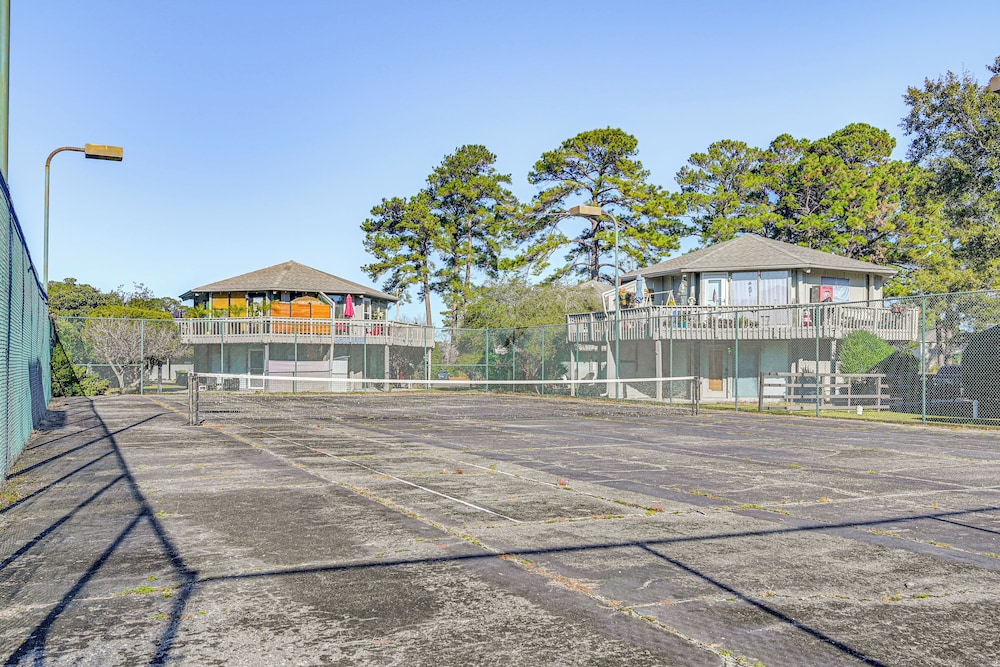 7 Mi to Ocean: Myrtle Beach Condo w/ Deck