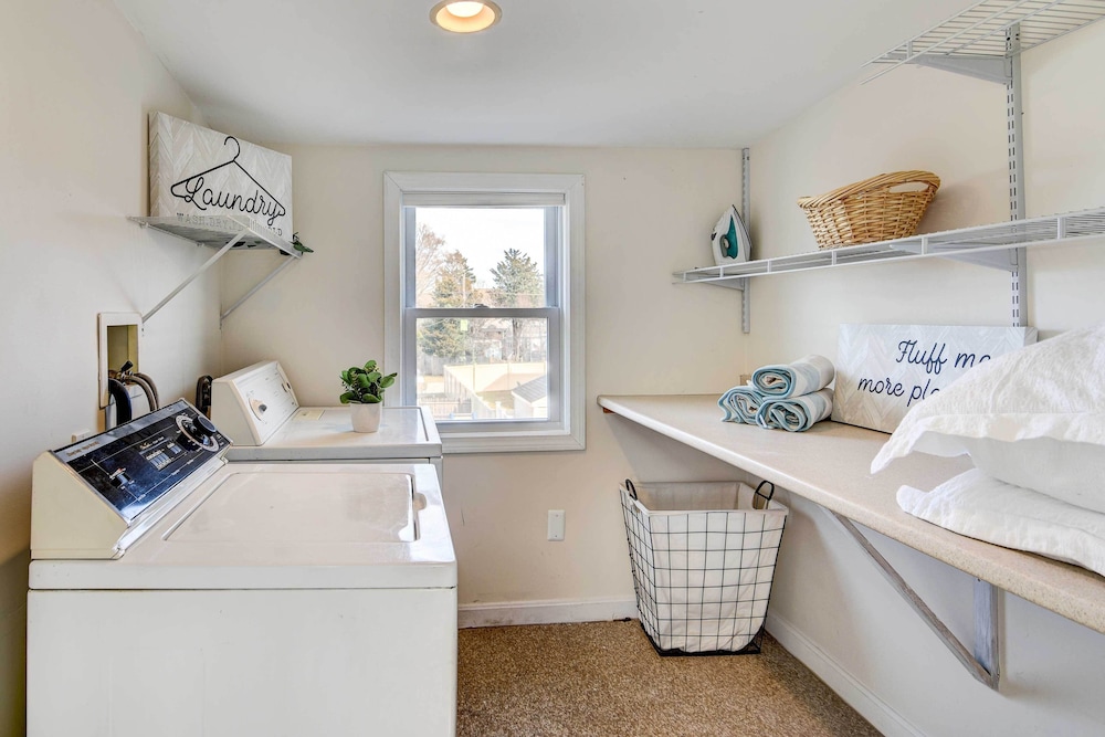 Beautiful Portsmouth Cottage By the Sea w/ Jacuzzi