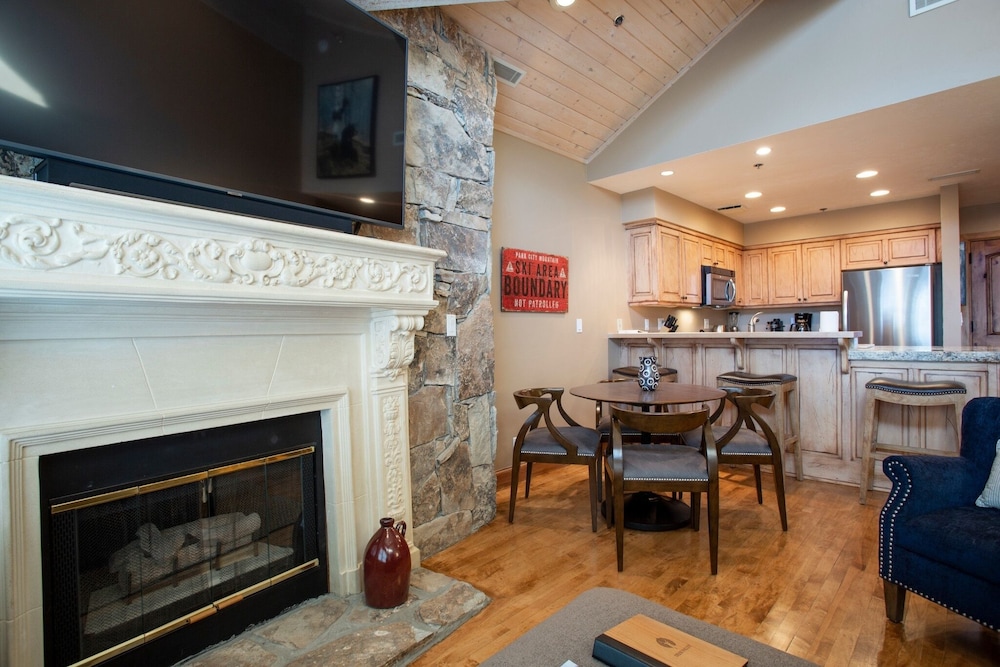 Royal Plaza at Deer Valley Resort - One Bedroom Condo #404 1 Condo