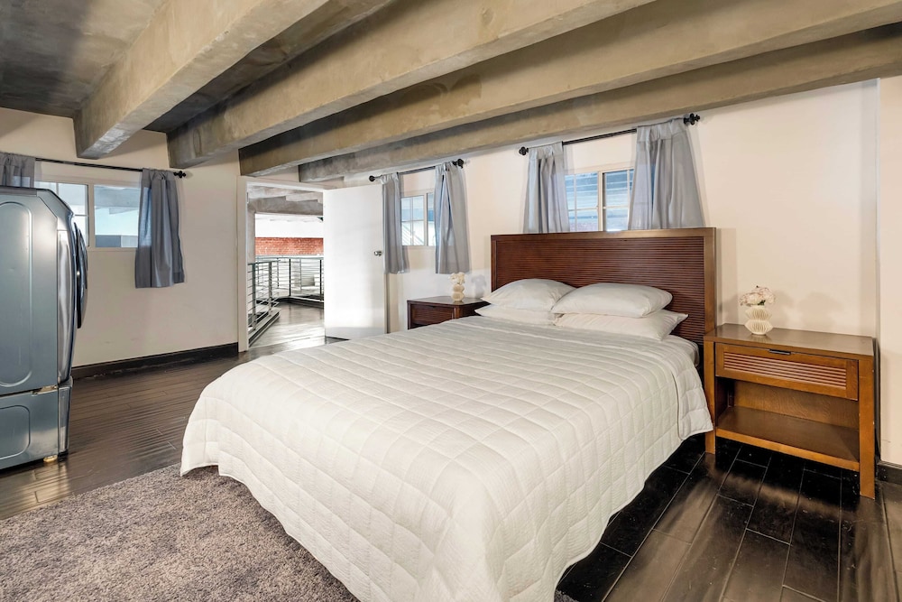 Skyline Lofts by Avantstay: a Multi-level Industrial-chic Retreat in Dtla With Rooftop Views, Soaring Ceilings & Steps to Dining, Music & Culture