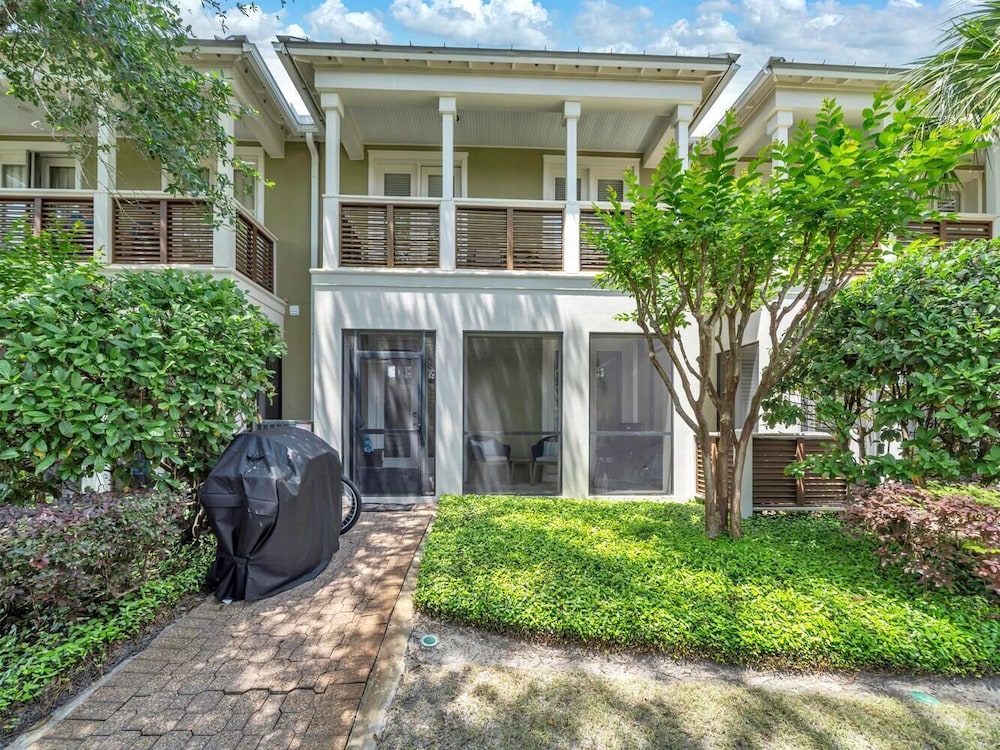Gulf Place Courtyard 73