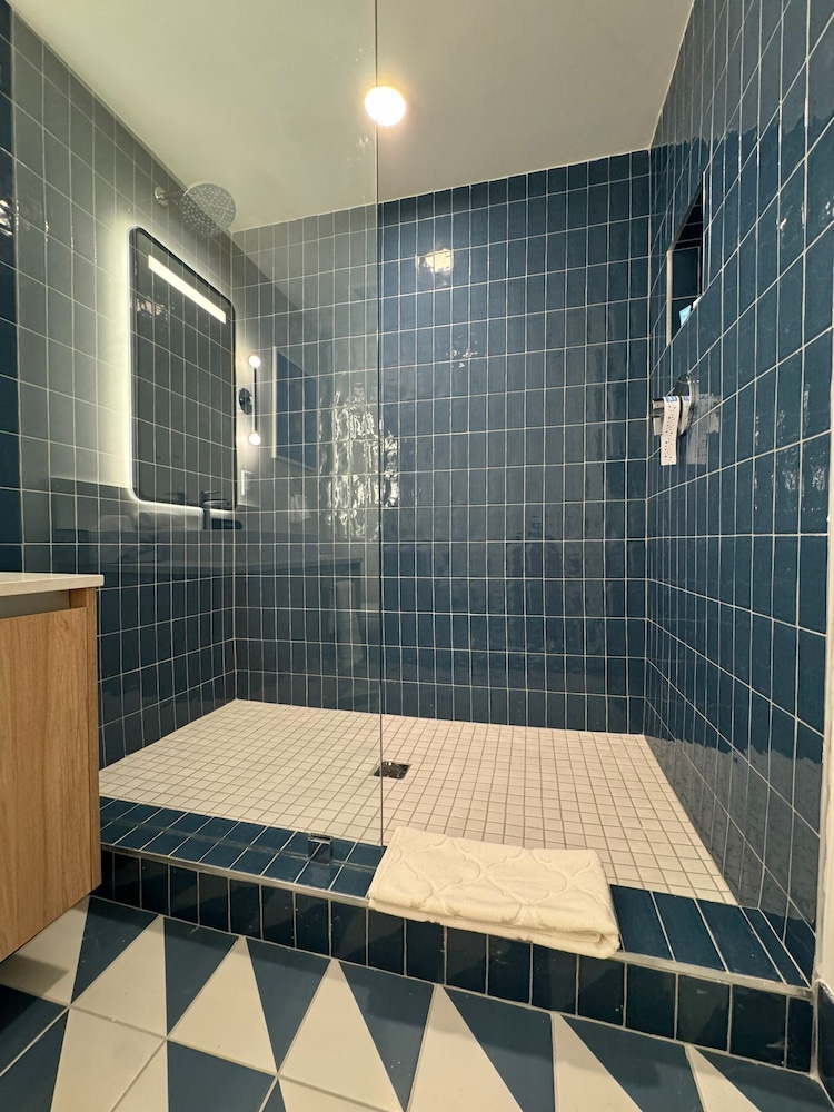 Lux Studio W City Views and Pool