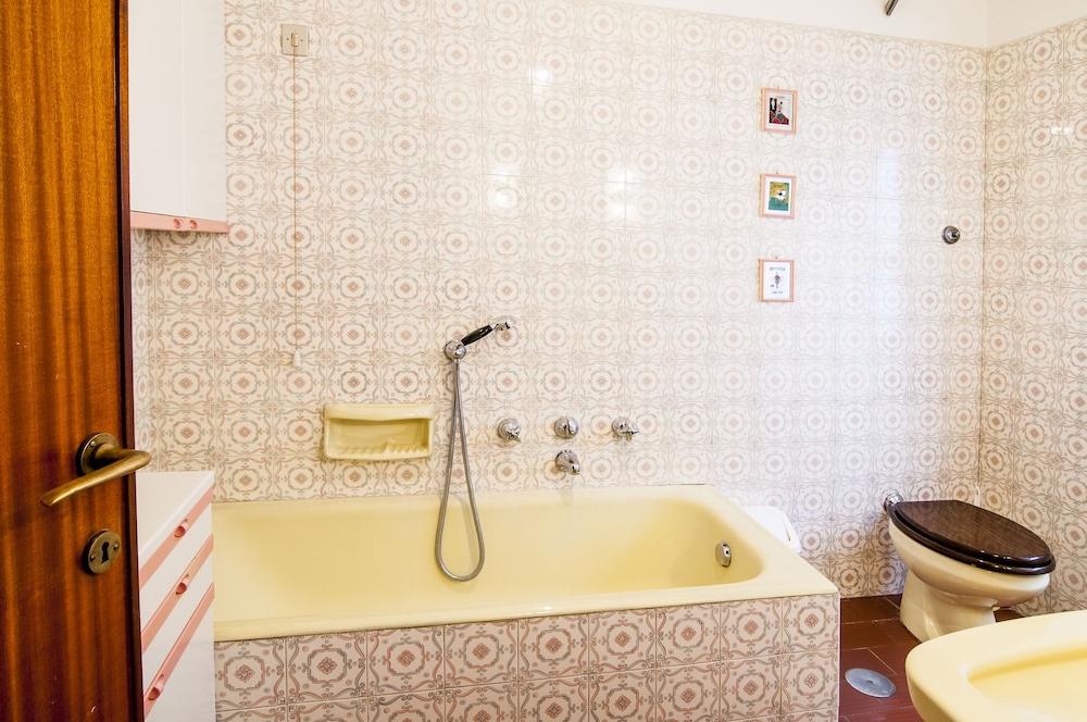 Aurelio & Vaticano Elegant Flat