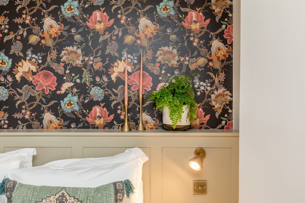 The Oak Rooms | By Huluki Sussex Stays view 2