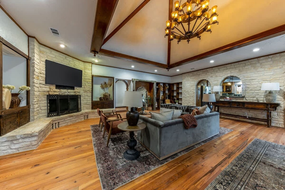 Spacious 90-acre Ranch Ideal for Families Reunions Events Sleeps 13 San Marcos River Access