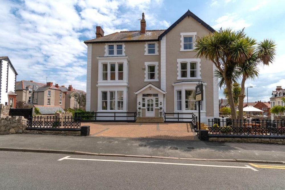 Lansdowne House with Private Car park