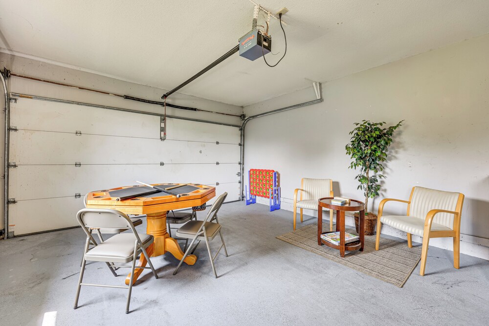 BBQ Ready: Hawthorne Home w/ Screened-in Patio