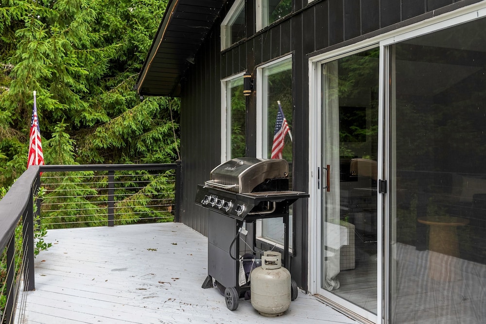 The Evergreen Escape by Avantstay Modern Cabin w Volleyball Court Hot Tub