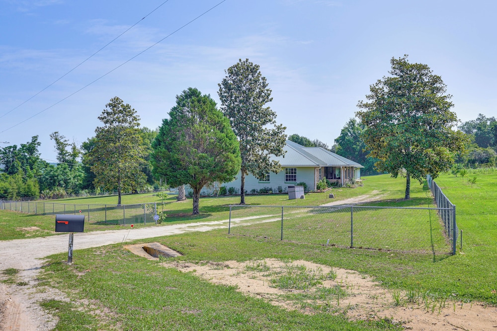 BBQ Ready: Hawthorne Home w/ Screened-in Patio