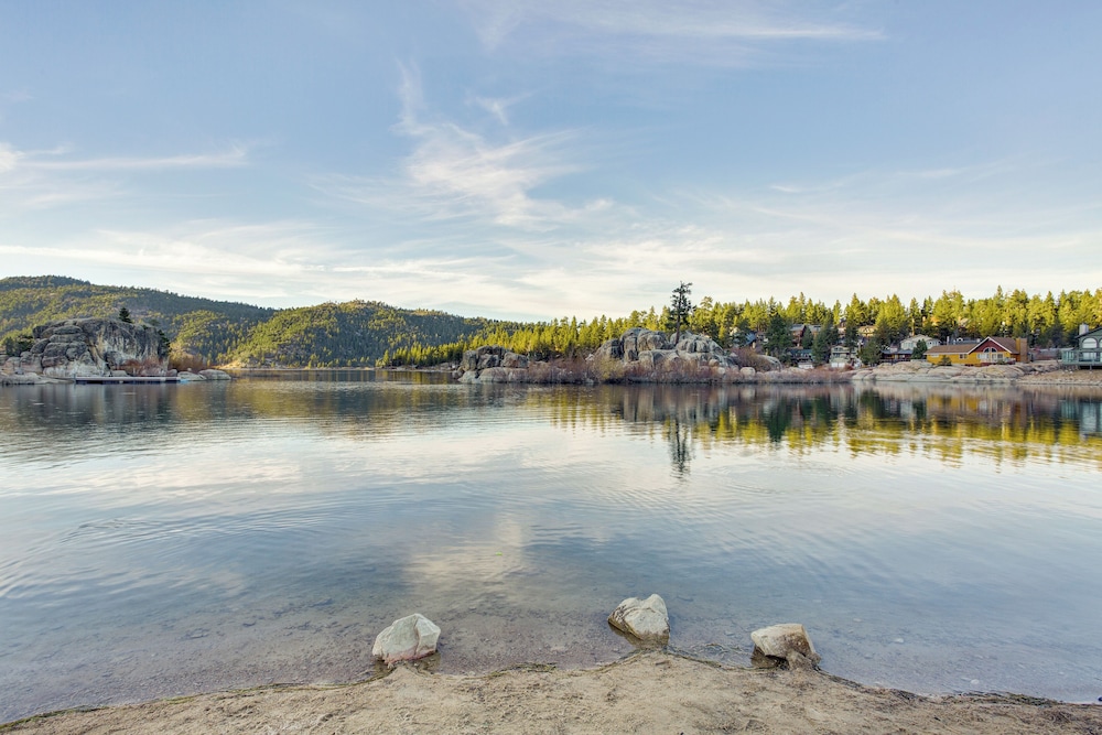 2 Mi to Big Bear Mtn Resort: Cabin w/ Updated Deck
