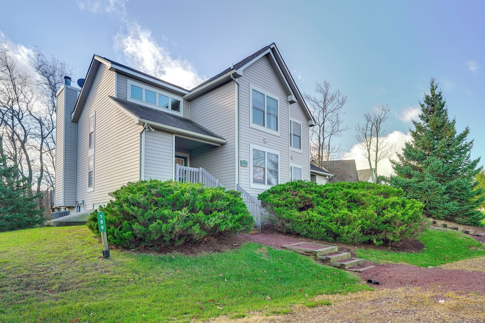 1 Mi to Waterpark: Mtn-view Poconos Hideaway!