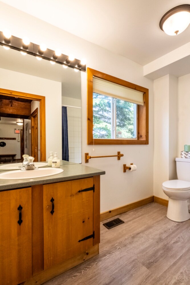 4 bedroom Blue Mountain Cottage with Private Beach Access, BBQ, Petfriendly