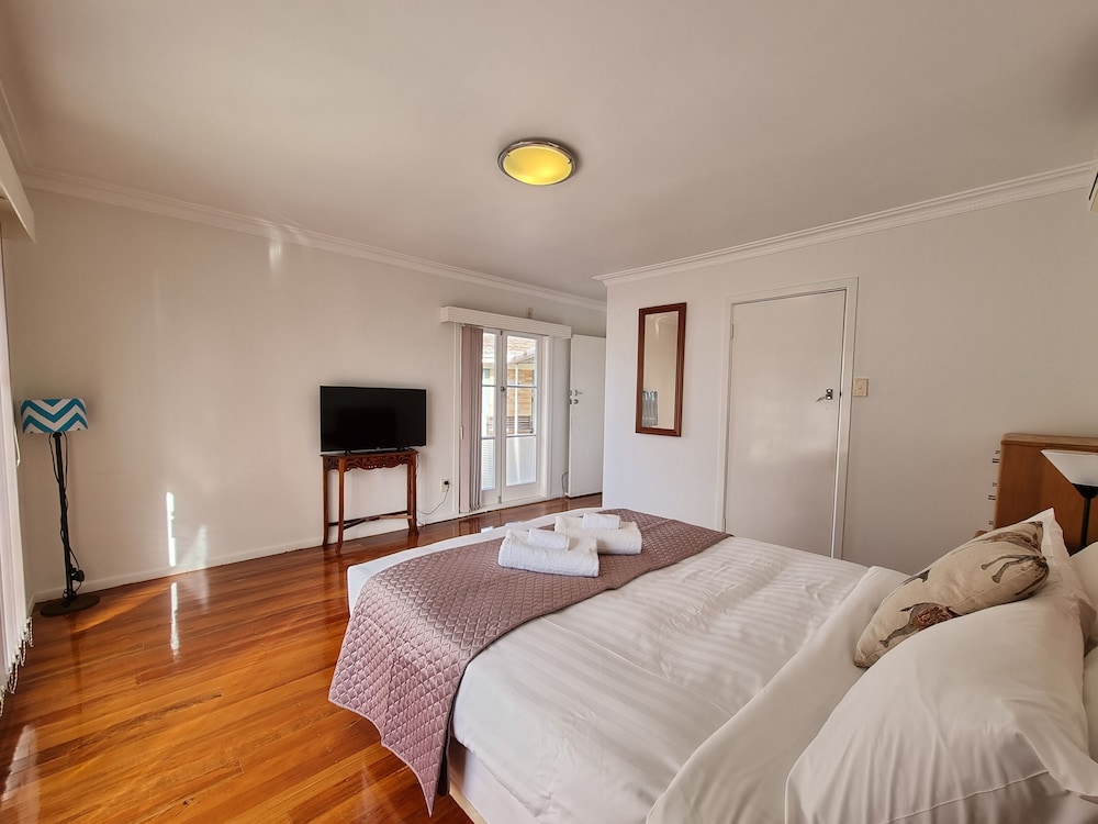 Cosy Unit by Airport - Heat Pump - WIFI view 2