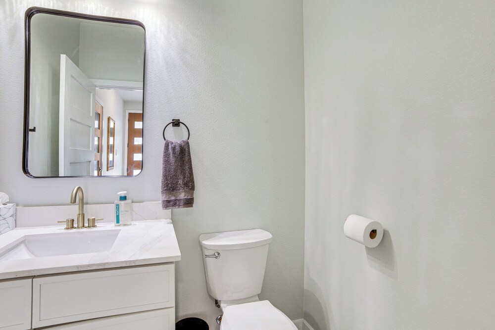 3 Mi to Dtwn Dallas: Pet-friendly Retreat w/ Yard