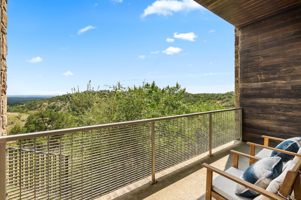 Luxury 7BR Hill Country Gem With Barndominium