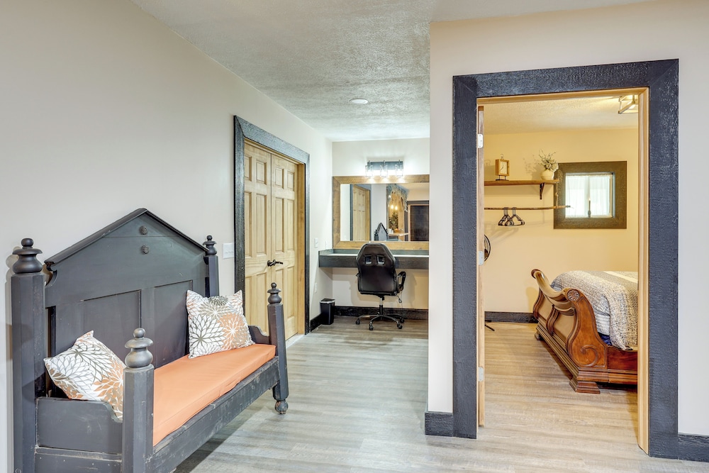 6 Mi to Main Street: Dog-friendly Home in Dover!