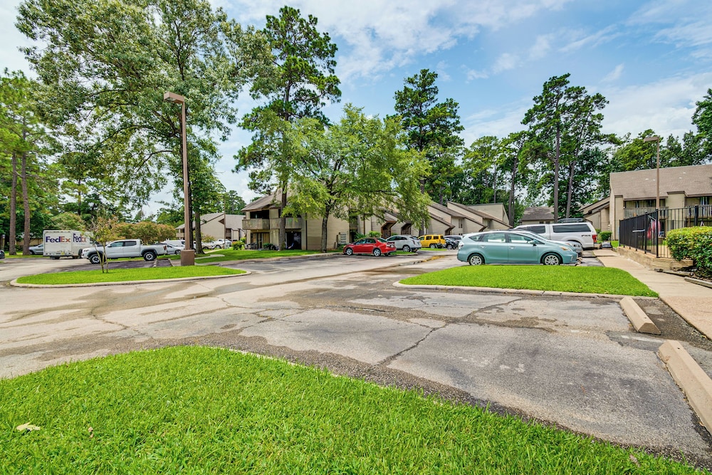 Walk to Lake Conroe - Condo w/ Community Perks!