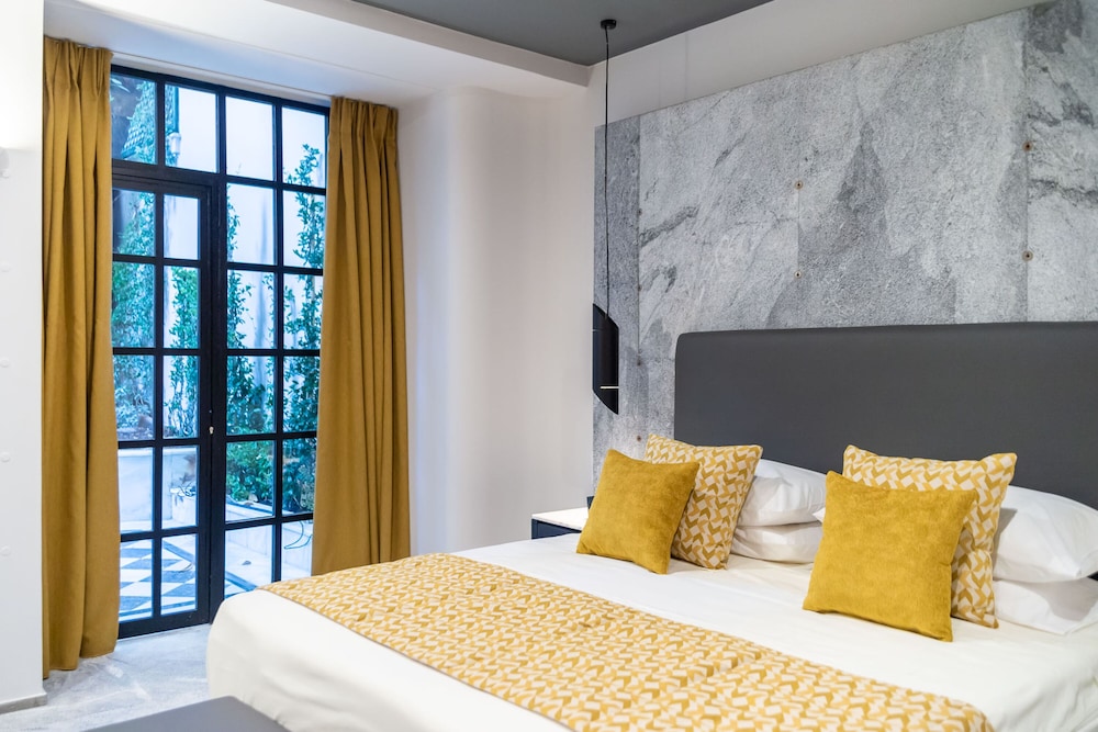 33 Solonos Suites
