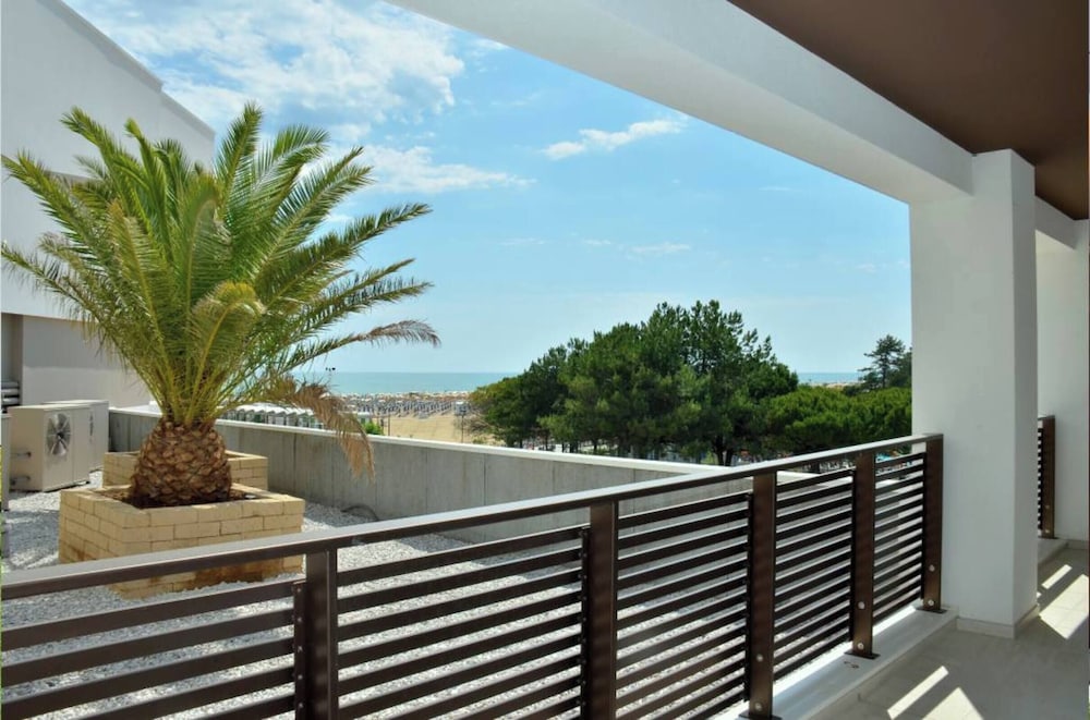 Charming Apartment With Terrace by the sea
