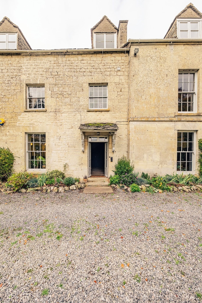 Stunning 8-Bedroom Home in Painswick