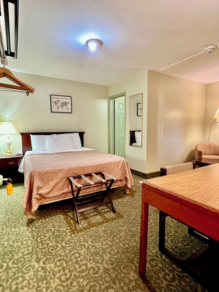 Rocky Mountain Lodge & Suites