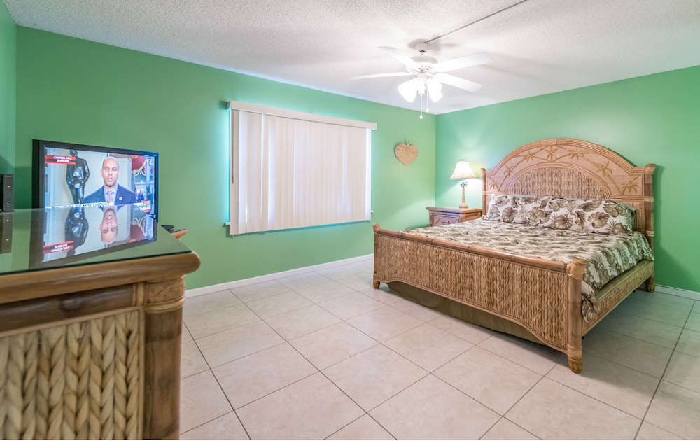 Cocoa Beach Club by Happy Palm Stays