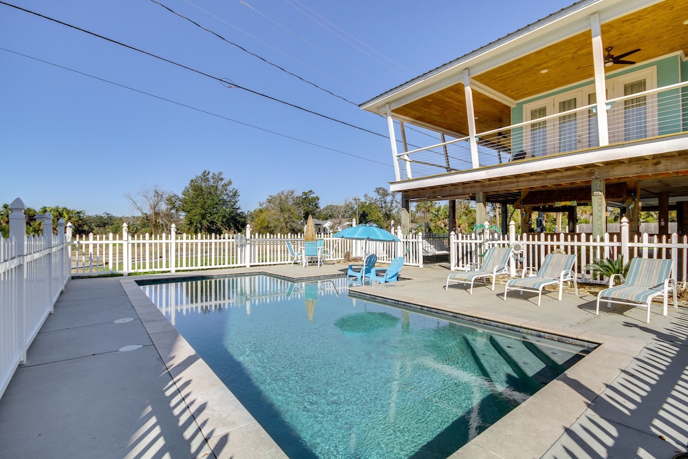 Walk to Beach: Stunning Gulfport Getaway