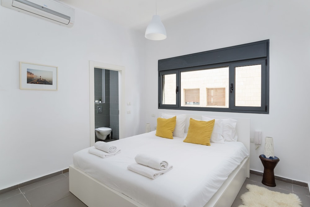 New & Bright 2BR with Balcony near Beach view 4