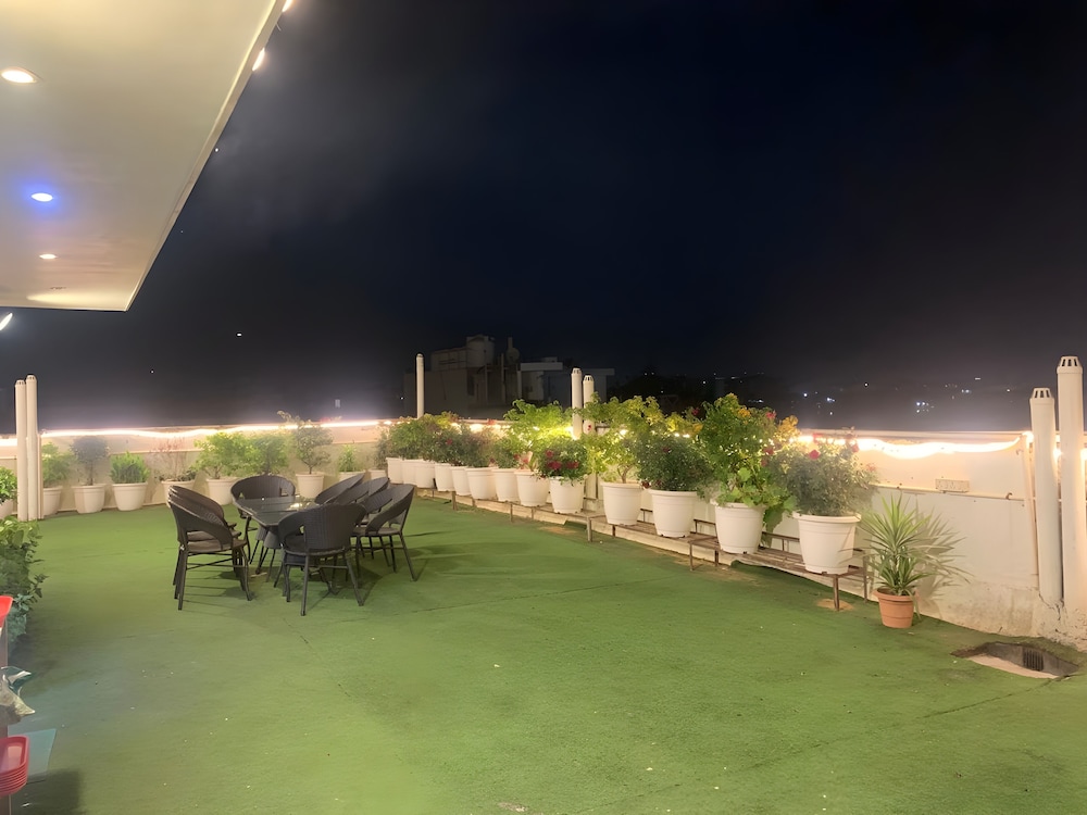 Hotel Aerostar Gold Near Yashobhoomi