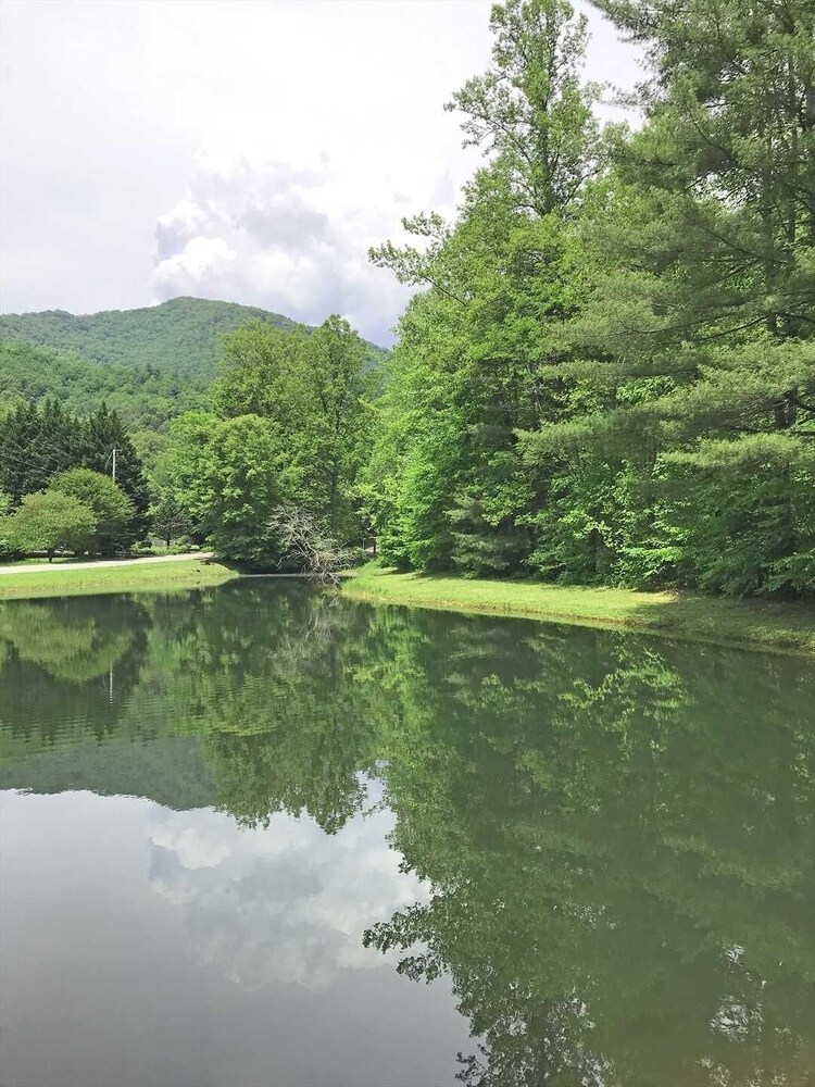 Rippling Waters Lodge 3 Bedroom Cabin by RedAwning view 5
